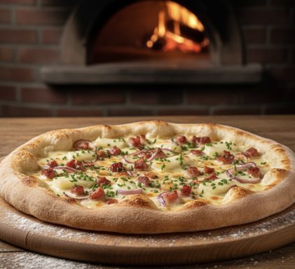 Leckere Pizza mit Schinken, Zwiebeln und frischen Kräutern vor einem Steinofen.